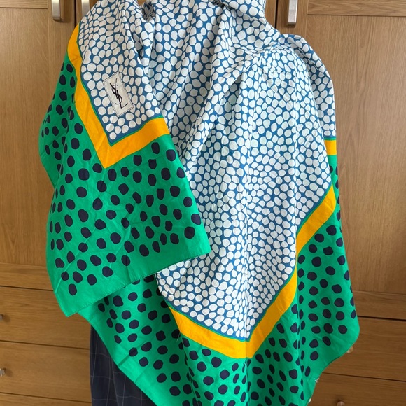 VINTAGE YSL Yves Saint Laurent Oversized 50”x 50” Shawl Scarf Wrap VIVID GREEN - Picture 6 of 16